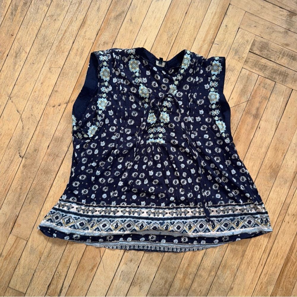 Lucky Brand navy sleeveless sleds top, size large.
